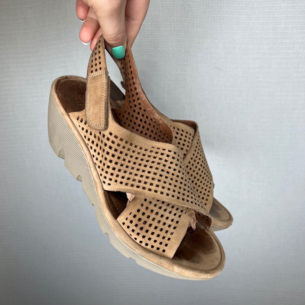 Clarks Women‎ Tan Leather Laser Cut Perforated Wedge Slingback Sandals Size 9 M